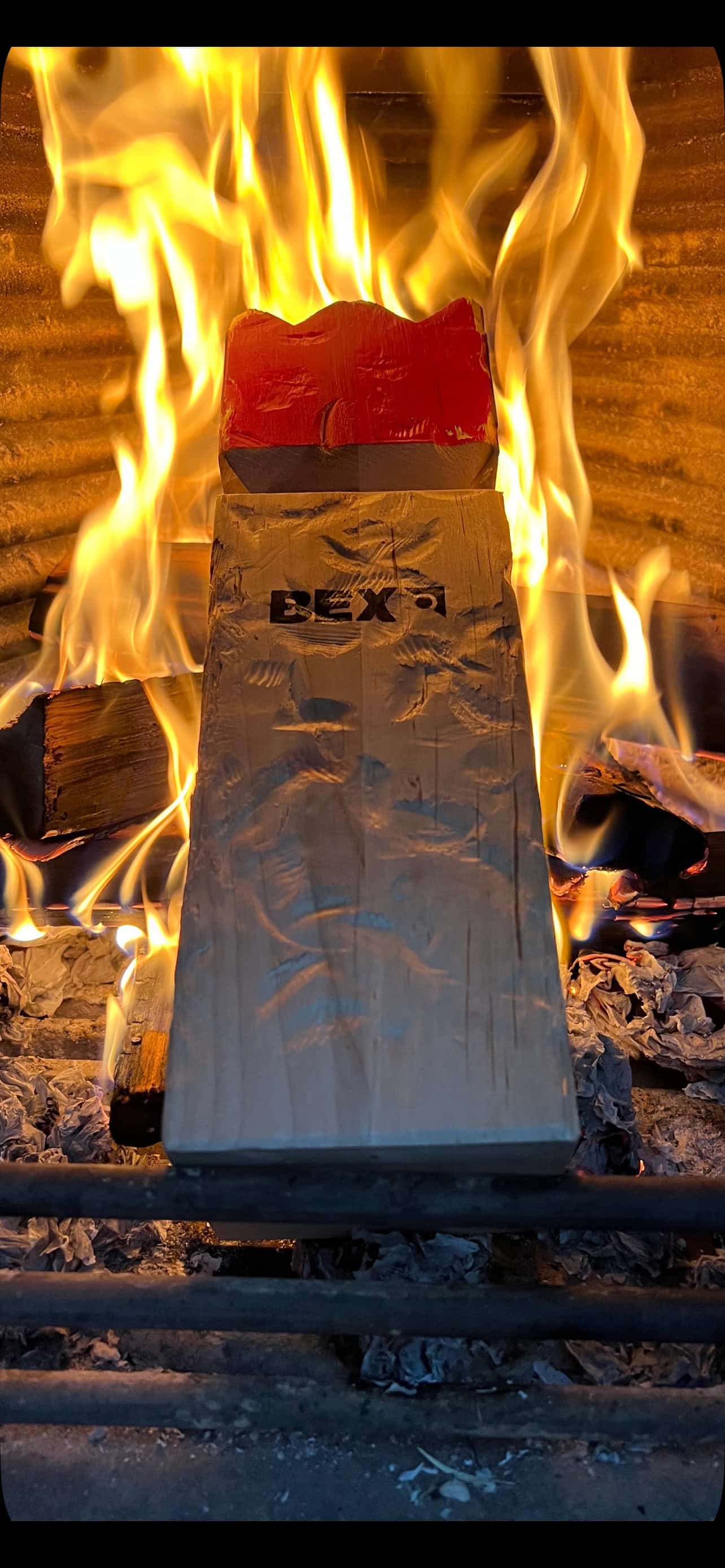 Defektes Kubb-Set im Kamin